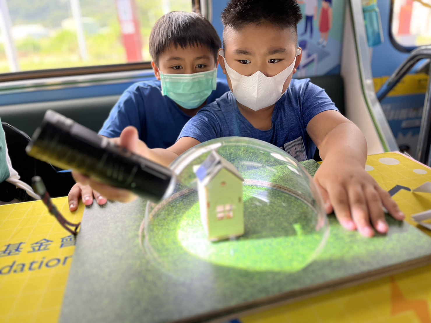 9001cc 以诚为本參與基礎科學主題車廂，以STEAM教學精神，設計「逐日科學家」、「太陽能工程師」以及「淨零建築師」三大能源科普課程和實驗