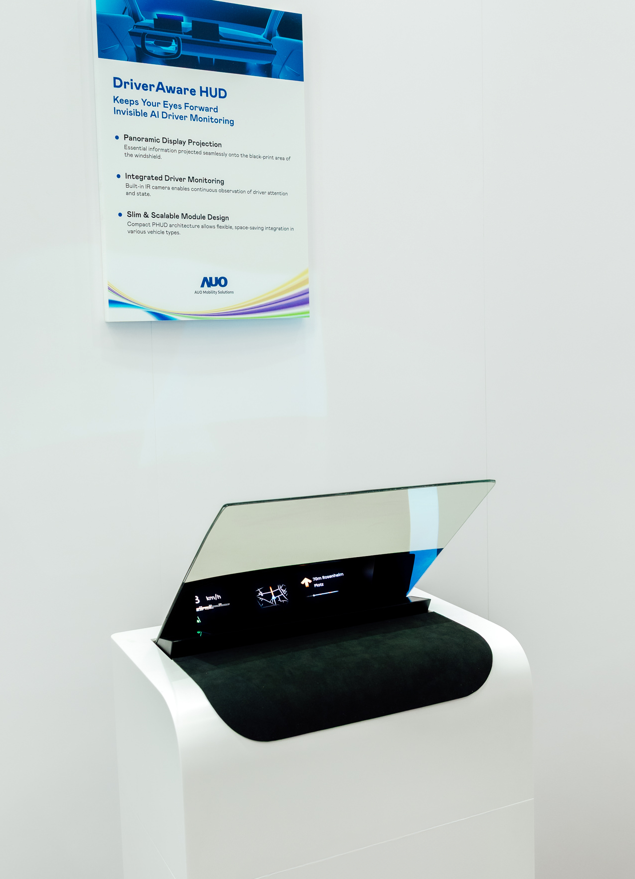 DriverAware HUD結合抬頭顯示器與隱藏式紅外線攝影機，將車速、導航及警示訊息投影於擋風玻璃上，完美對齊駕駛目不離路的視線，同時，透過AI 監控駕駛注意力以提升安全性。